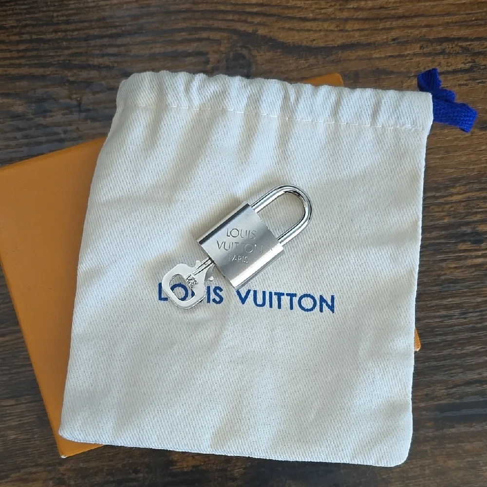 RARE Louis Vuitton Palledium Lock And Key 321 - Picture 1 of 9